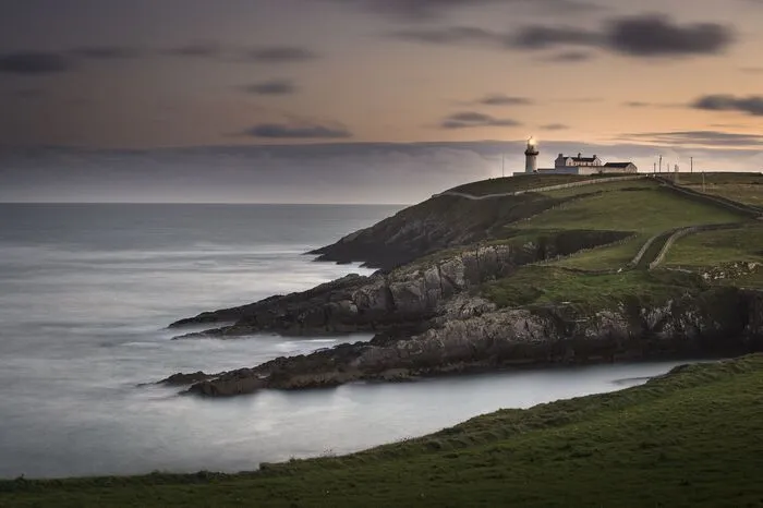 Galley Head Lighthouse: Der Leuchtturm im County Cork liegt am sonnenverwöhnten Südteil des Wild Atlantic Way. Er ist ein toller Ort, um nach Walen, Delfinen und Robben zu spähen.