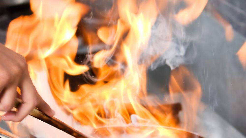 Als die 54-jährige Wohnungsmieterin in die Küche kam, brannte es. 