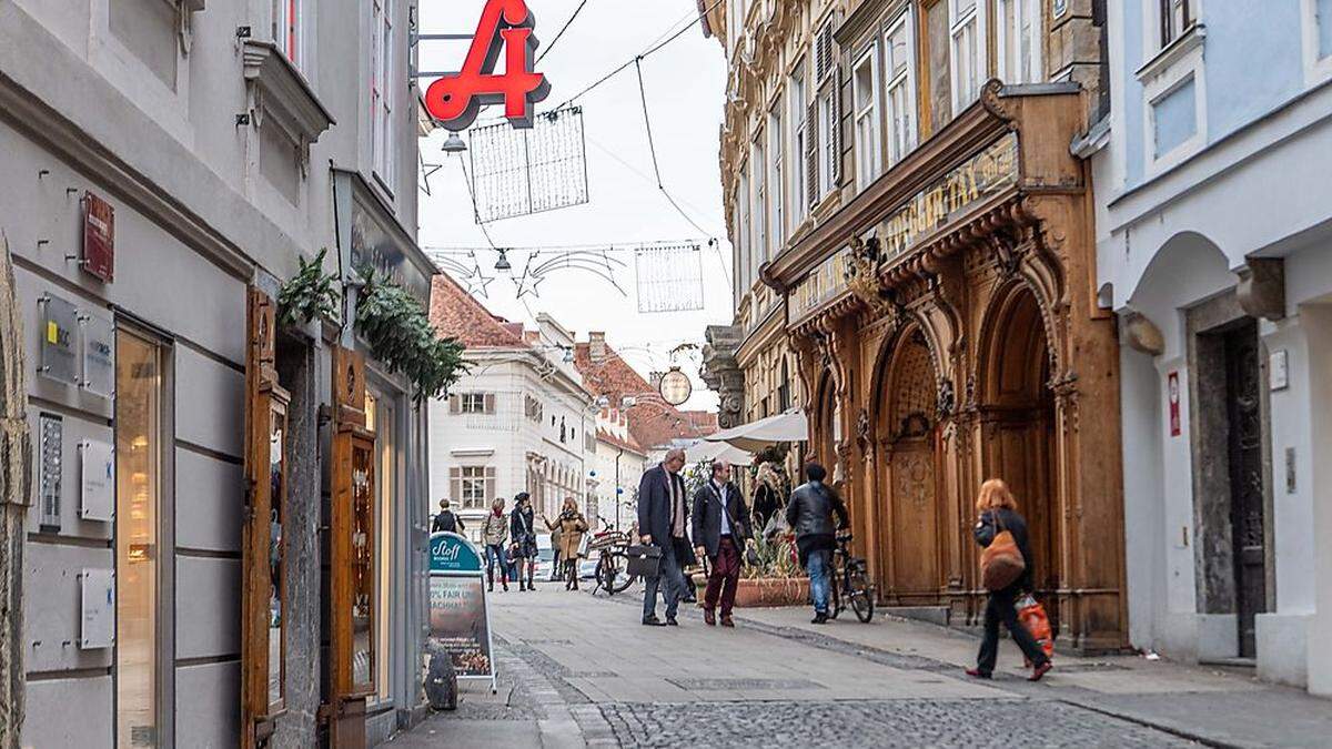 Die Hofgasse in der Grazer Altstadt mit dem herrlichen Holzportal der Hofbäckerei  Edegger-Tax