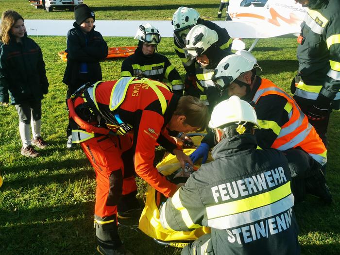 Einsatzkräfte übten gemeinsam am Flugplatz in Niederöblarn