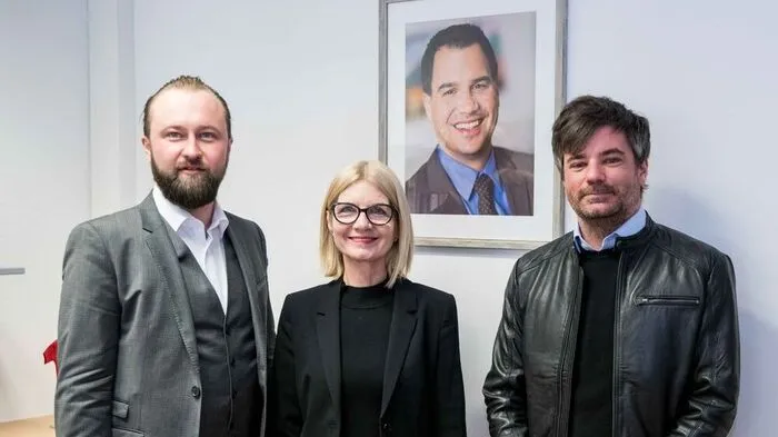 Landeshauptmann-Stellvertreter Michael Schickhofer lacht im neuen Büro von der Wand. Von links: Regionsvorsitzender Max Lercher, die Landtagsabgeordneten Gabriele Kolar und Wolfgang Moitzi