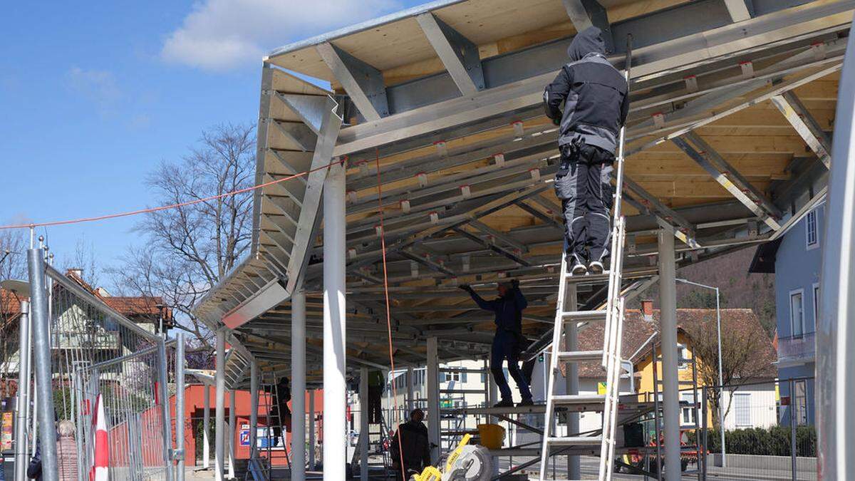 Im Fertigwerden sind die Dächer der Haltestellen des Zuges und auch der Bushaltestelle