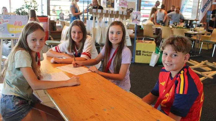 Ilvy, Antonia und Miriam arbeiten bei der Zeitung und interviewen Fabi, den neuen Bürgermeister der Kinderstadt