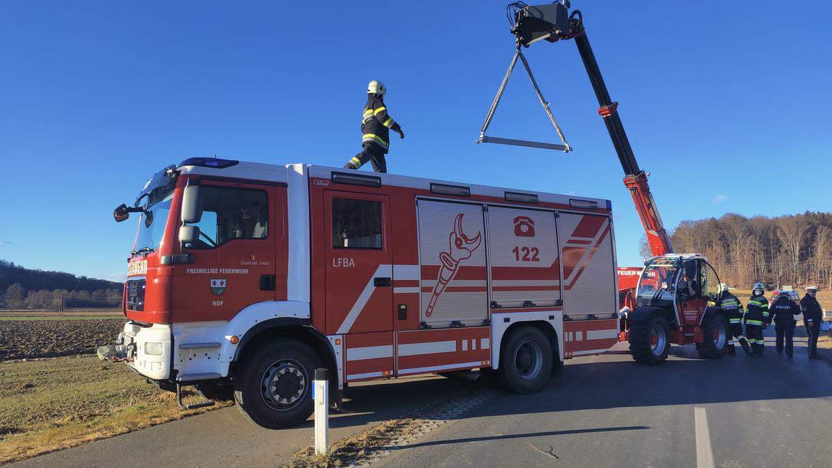 Ein Kastenwagen rollte über eine Böschung einen steilen Hang hinunter (Symbolfoto)