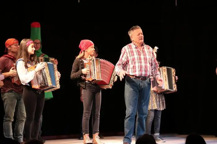Durch die drei Vorstellungen am Wochenende führte der Moderator Karl Fritz. Dieser durfte am Samstag auch den Bürgermeister der Gemeinde Markt Hartmannsdorf, Otmar Hiebaum begrüßen.