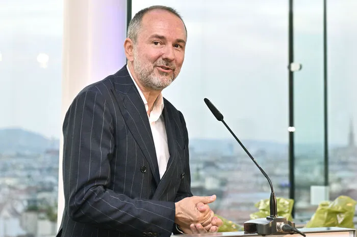 Grinschgl habe den Mediensektor "entscheidend mitgeprägt", sagte Medienminister Thomas Drozda (SPÖ), und die RTR stets "ruhig besonnen und überlegt" geführt.