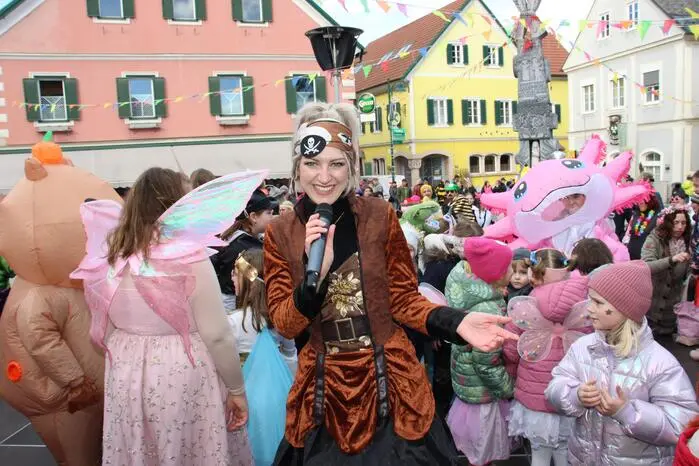 ... einer Open-Air-Disco und einem Kinder-Showprogramm mit Bühnenprofi SingSangSonja Pöschl, ...