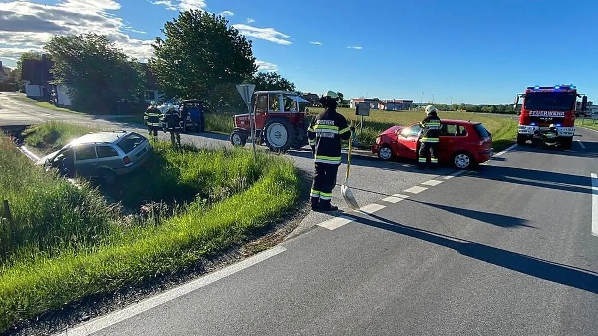 Ein Pkw wurde bei dem Unfall in den Straßengraben katapultiert