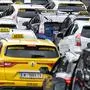 ABD0115_20190516 - WIEN - ÖSTERREICH: Taxi-Demo aufgenommen am Donnerstag, 16. Mai 2019, in Wien. Die Wiener Taxler wollen dabei auf ihre "prekäre Lage" wegen der Konkurrenz vor allem durch den US-Fahrdienstvermittler Uber aufmerksam machen. - FOTO: APA/LUKAS HUTER