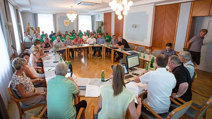 Vertreter der Bürgerinitiative "Uns stinkt's" hörten bei der Gemeinderatssitzung wieder zu