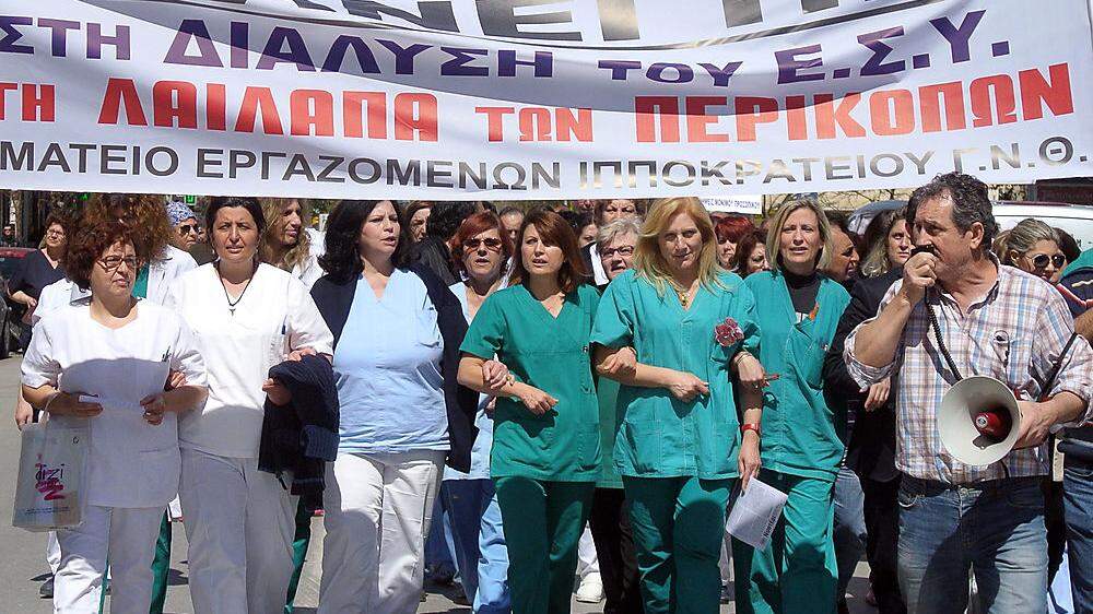 Das Bild zeigt einen früheren Protestzug des griechischen Krankenhauspersonals