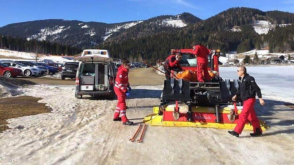 Der Verletzte wurde mit dem Pistengerät zur Teichalm gebracht und mit dem Hubschrauber nach Graz geflogen