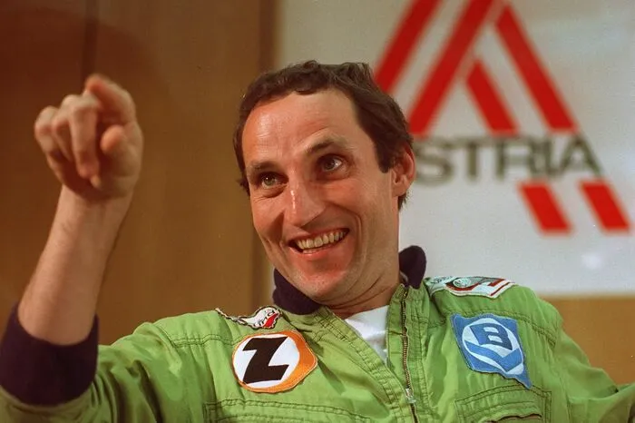 1988 meldeten sich nach einer öffentliche Ausschreibung für den "Posten" eines "Austronauten" mehr als 180 Österreicher, um eine Chance für einen Flug ins All zu erhalten. Viehböck macht das Rennen.