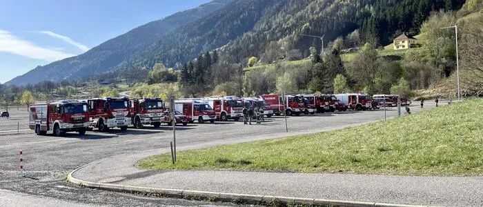 Viele Feuerwehrautos auf einem Parkplatz