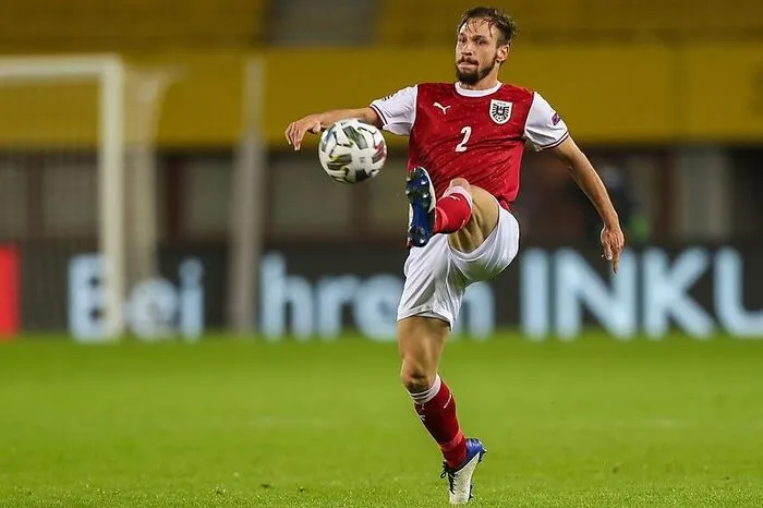 Andreas Ulmer: 2 Hatte defensiv seine Mühe und ließ im Spiel mit dem Balleiniges vermissen. Fiel immer wieder mit Fehlpässen auf. Wurde aber auch viel weniger gesucht als Lainer auf der rechten Seite.