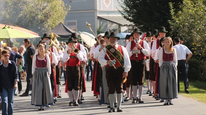 Dass man für ein Fest weder Musik mit Verstärker noch Actionprogramm braucht, zeigte am Wochenende das Straßenfest „Wie’s amol woar" in Wies.