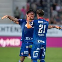 Neuzugang Michael Sollbauer jubelt mit Torschütze Yannick Oberleitner