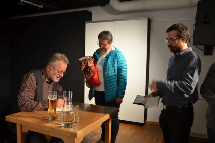 Nach der Lesung signierte der Altausser Autor fleißig ...