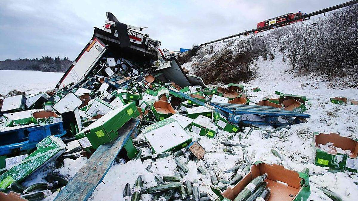 Ein mit Gurken beladener Lastwagen kam bei Schneeglätte von der Fahrbahn ab