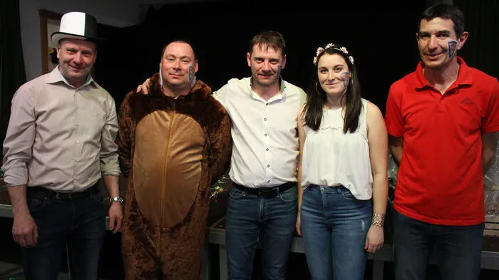 Organisationschef Franz Weiß (l.), Ortsteilbürgermeister, sorgte für einen reibungslosen Ablauf. Die Mini-Playbackshow übernahm zum letzten Mal Heimo Tappauf (3. v. l.) mit seinem Team.