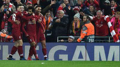 Mohamed Salah (Mitte) schoss Liverpool in die K.o.-Phase