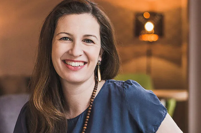 “Ein heimlicher Kuss auf der Sportwoche” Julia Pengg, Mangolds-Chefin, hat wohl so was, wie den Schulklassiker erlebt: "Es passierte auf der Schulsportwoche knapp vor den Sommerferien. Bei der Disco am Abschlussabend kam es zum heimlichen Kuss. Am nächsten Tag sind wir Händchen haltend in den Bus eingestiegen. Aber über die langen Sommerferien hat sich das dann verloren. Der Name? Nein, den kann ich nicht verraten."
