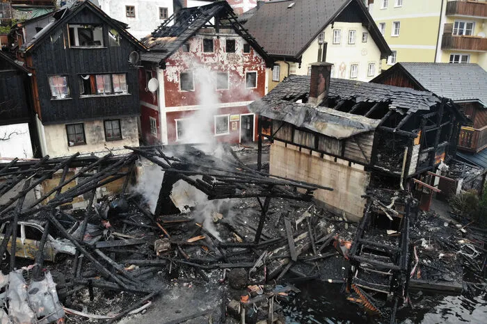 Im Ortszentrum von Hallstatt steht Holzhaus an Holzhaus, ist die Gefahr eines Ausbreitens des Brandes ist deshalb enorm.