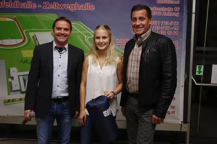 Hausherr Günter Reichhold und Sportreferent Tom Brandner zeichneten die Sportler aus.