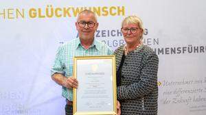 Andrea und Josef Ottitsch mit der Ehrenurkunde