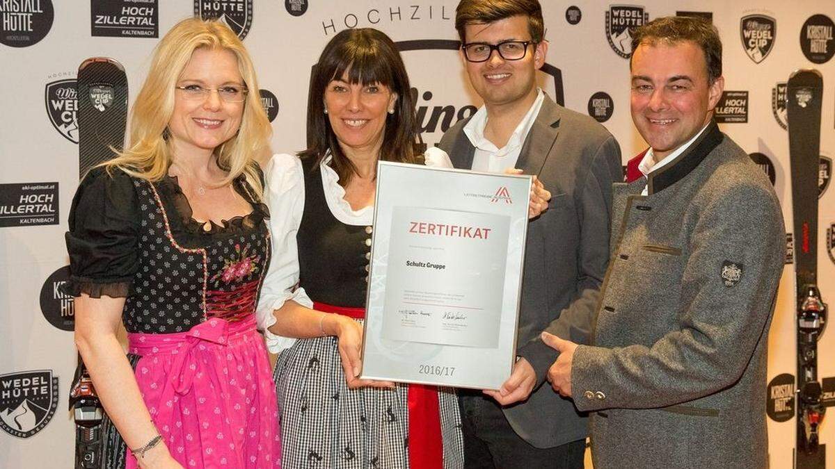 Monica Rintersbacher überreichte die Zertifizierung zum Leitbetrieb Austria an Martha, Maximilian und Heinz Schultz 