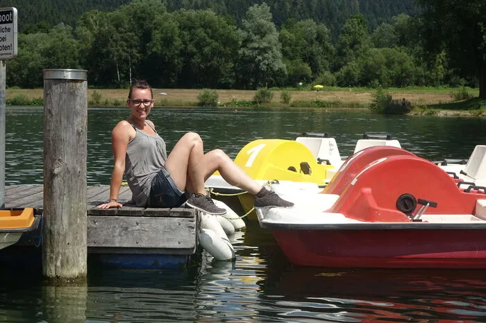In Krieglach lockt der Freizeitsee mit freiem Eintritt. Neben dem Boots- und Sonnenschirmverleih kann die neue Strandbar ab sofort getestet werden. „Außerdem ist eine Station des Krieglacher Wasserwanderwegs beim See“, erklärt Pächterin Daniela Allmer.