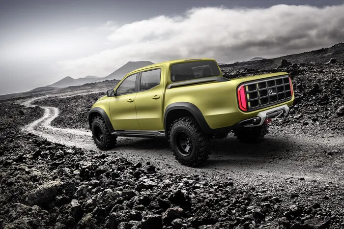 Und da das Serienmodell noch so lange auf sich warten lässt, zeigt der X-Class Concept schon jetzt, wie dieser Auftritt aussehen wird. Allem voran bietet sie einen Blick auf die Technik: Um auf diesem völlig neuen Terrain nämlich nicht bei Null anfangen zu müssen, vertraut Mercedes wie schon beim Citan auf ein bestehendes Fahrzeug aus der Renault-Nissan-Allianz.