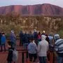 Vor dem Aus am Samstag drängen Massen von Touristen auf den Uluru