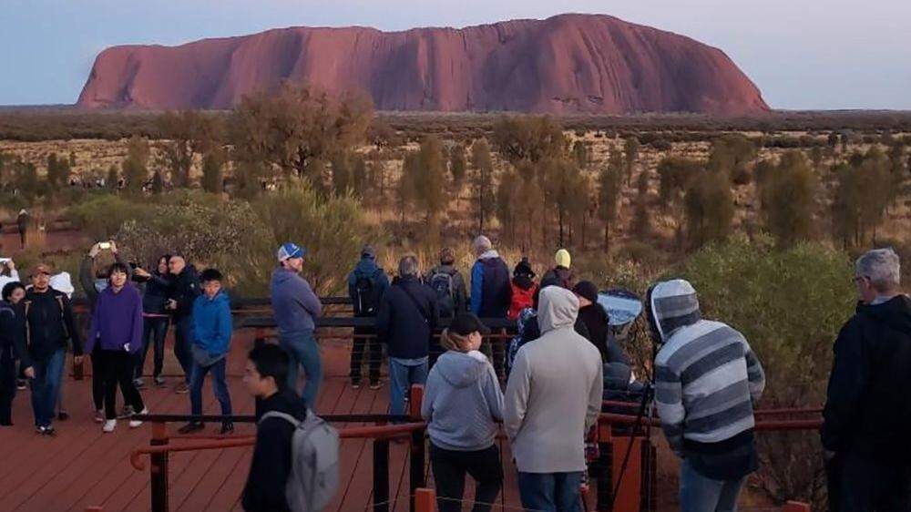 Vor dem Aus am Samstag drängen Massen von Touristen auf den Uluru
