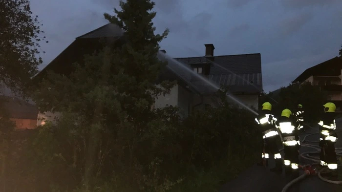 Mit 9.032 Blitzen blitzte es in Murtal am häufigsten, davon entfallen 2.442 Blitze auf die Gemeinde Pölstal. An zweiter und dritter Stellen folgen Liezen und Bruck-Mürzzuschlag mit jeweils rund 8.900 Entladungen. Die österreichweit größte Blitzdichte gab es hingegen mit 6.32 Blitzen pro Quadratkilometer im Bezirk Leoben.