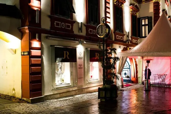 Glanzvoller Höhepunkt war die Schlüsselübergabe und die Schmuck- und Uhrenpräsentation