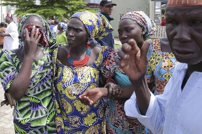 Väter und Mütter umarmten ihre Töchter, die zwei Wochen zuvor im Austausch gegen fünf Kommandanten der Islamistengruppe Boko Haram freigelassen worden waren.
