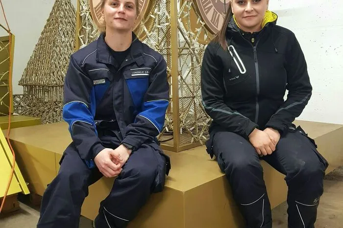Die Elektrikerinnen Lisa-Marie Bludzus und Kristin Tement gehören auch zu den guten Geistern, die die Stadt Graz für die Vorweihnachtszeit aufputzen.