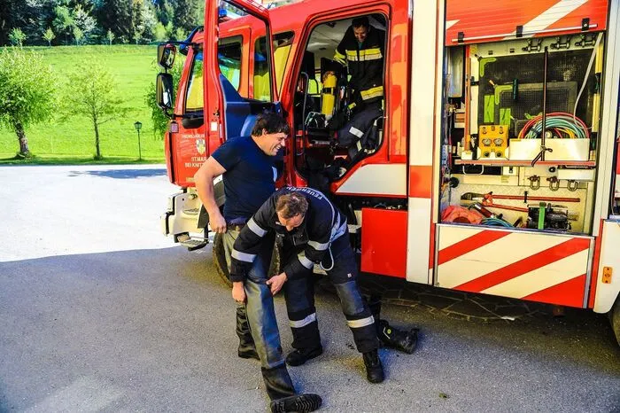 ... Für die 16 alarmierten Einsatzkräfte der Feuerwehr St. Marein bei Knittelfeld war es ein sehr langer, kräfteraubender und auch geruchsintensiver Start in den Tag  ...