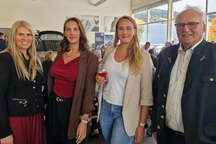 „Wir laden all unsere Kunden und Partner ein und dieser Einladung folgen sogar Leute aus Wien und anderen Bundesländern“, freut sich Geschäftsführerin Romana Papst (im Bild li. mit Isabella Vogl, Arabella Schloffer und Geschäftsgründer Othmar Papst).
