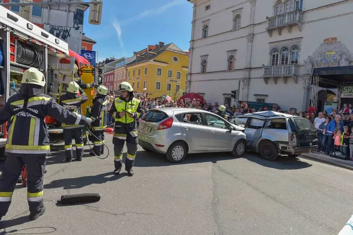 Mitglieder der freiwilligen Feuerwehren Spittal und des Roten Kreuzes demonstrierten eine spektakuläre Bergeübung.