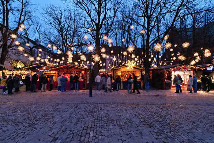 Machen Sie einen Bummel über einen Adventmarkt und trinken Sie einen Weihnachtspunsch.