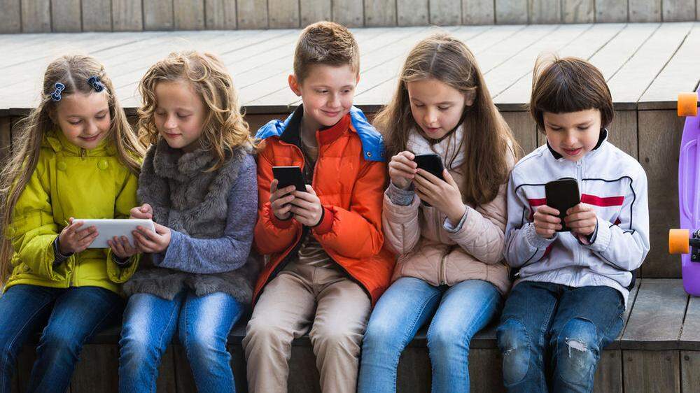 Werden Kinder ohnehin schon zu früh mit digitalen Medien wie Tablet oder Smartphone konfrontiert? Das spielt bei der Debatte um die neuen Schulreife-Tests eine Rolle