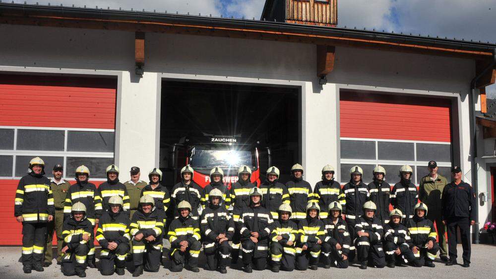 Die Freiwillige Feuerwehr Zauchen trat gleich mit fünf Gruppen zu je fünf Teilnehmern zur Branddienstleistungsprüfung an 
