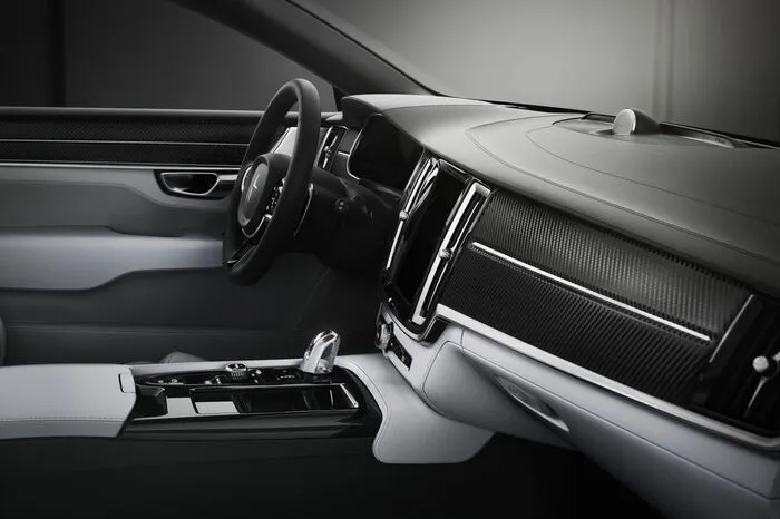 Und das war erst der Anfang: Alle künftigen Polestar-Modelle verfügen über einen vollelektrischen Antriebsstrang, und der Polestar 2 wird das erste batterieelektrische Fahrzeug der Volvo Car Group sein. Das Mittelklasse-Modell tritt unter anderem als Wettbewerber des Tesla Model 3 auf. Die Entwicklung läuft noch, der Produktionsstart ist für Ende 2019 vorgesehen – mit einer höheren Auflage als beim Polestar 1. Der Polestar 3 befindet sich bereits in der abschließenden Designphase und wird ein großes, SUV-ähnliches Elektroauto sein.