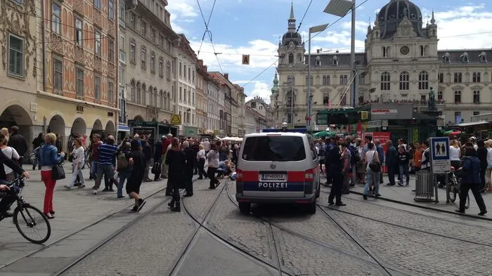 Zu ein schrecklichen Gewalttat kam es Samstag um die Mittagszeit in der Grazer Herrengasse. In der traditionell stark besuchten Einkaufsstraße fuhr ein Mann...