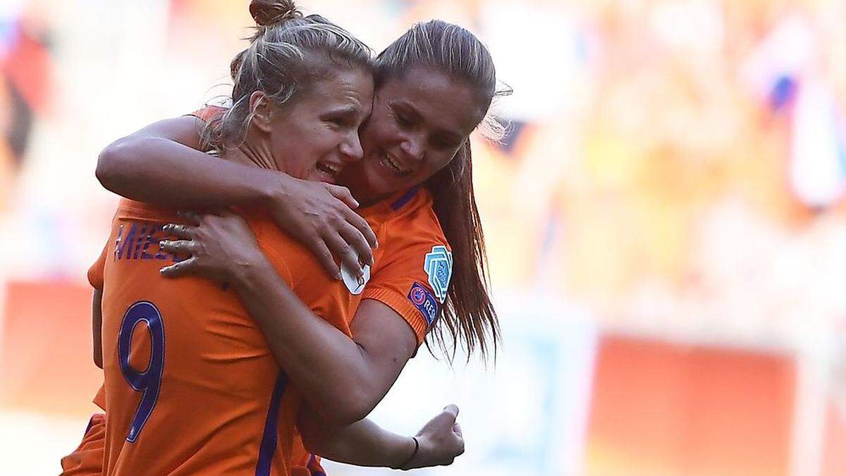 Die zweifache Torschützin Vivianne Miedema jubelt mit Teamkollegin Lieke Martens. 