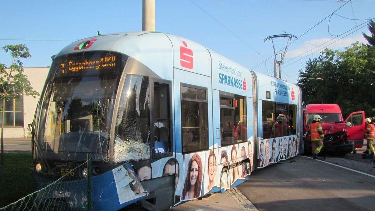 Der Transporter krachte gegen das linke vordere Eck der Straßenbahn