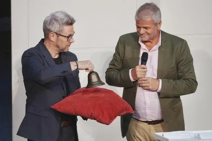 Eine Glocke erhielt Intendant Florian Eisner von Bürgermeister Gerhard Köfer als symbolisches Geschenk bei der Eröffnungsrede