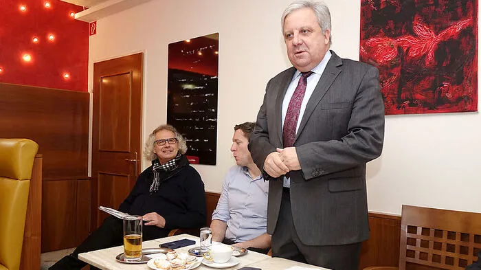 Bürgermeister Werner Gutzwar (rechts) mit Tourismusobmann Josi Thaller (links) und Robert Gether (Impulsregion)